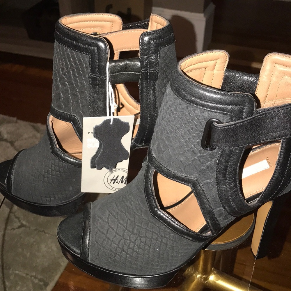 Black sandal/ bootie